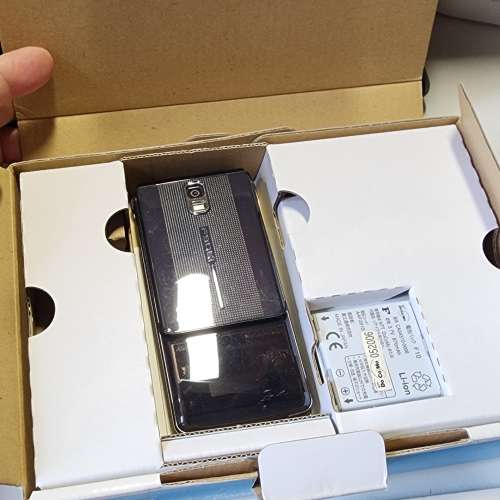 Fujitsu DoCoMo F906i  此貨品只適合日本地區使用或者私人收藏