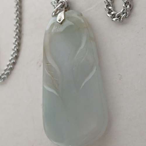 古舊存貨A玉吊咀，40x22x6mm，可能是和田玉，双面雕刻有双葉，寓意事業有成，開枝散...