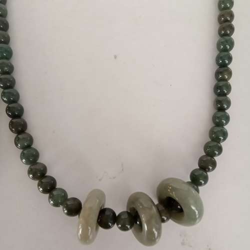 翡翠A玉頸鏈18寸，油青/翠綠，配上三個16mm平安扣，每款200元，兩款共售360元。no....