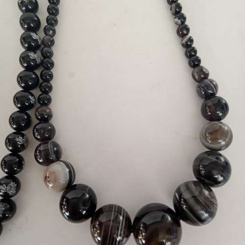 瑪瑙頸鏈約18寸，10mm圓佛珠/6x20mm塔型珠，每款100元，兩款共售160元。no.B11.2.25