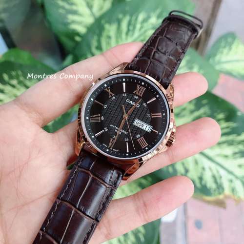 Montres Company 香港註冊公司(32年老店) 卡西歐 CASIO 棕啡真皮錶帶 黑色玫瑰金 M...