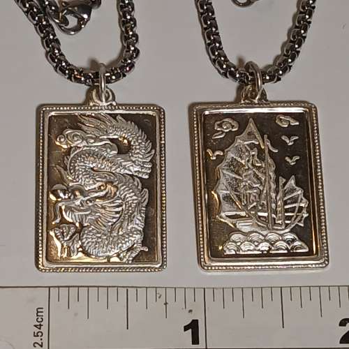 古舊存貨， 銀牌吊墜，30x22x1mm ,雙面雕刻，連20寸银鏈，一款刻有龍/發字，另一款...