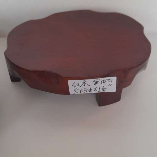 一手三個檀木/紅木座，清貨價共售二百元。，單一個價錢如照片顯示。no.15.2.25