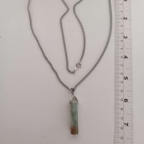 翡翠A玉平安柱，33x8mm,有色圓滑好水頭，配上銅扣及廿四寸不銹鋼頸鏈。no.B16.2.25