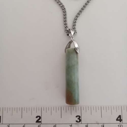 翡翠A玉平安柱，33x8mm,有色圓滑好水頭，配上銅扣及廿四寸不銹鋼頸鏈。no.B16.2.25