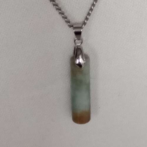 翡翠A玉平安柱，33x8mm,有色圓滑好水頭，配上銅扣及廿四寸不銹鋼頸鏈。no.B16.2.25