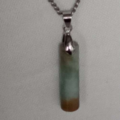 翡翠A玉平安柱，33x8mm,有色圓滑好水頭，配上銅扣及廿四寸不銹鋼頸鏈。no.B16.2.25