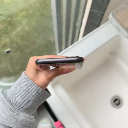 iPhone 11 128G 港行黑色，健康度100%，使用流暢。