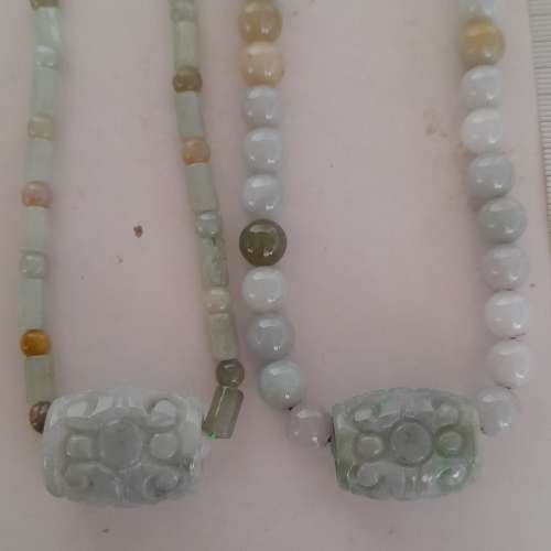 翡翠A玉路路通吊咀，長約一吋。雙面雕刻上如意，特大珠孔，一條佩上.8mm 22吋頸鏈，...