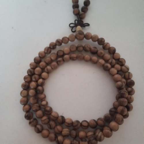 6mm瑪瑙/沉香木,8mm樹脂念珠，108粒。沉香木用橡筋線穿成，可作手串佩戴，其他衹能...