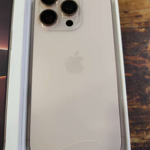 港行 iPhone 16 Pro 256GB **背玻璃裂左** 保養到2025年9月19日 100%電量