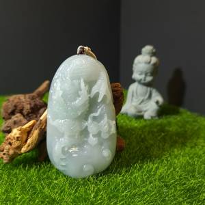 三爪穿雲龍翡翠吊墜