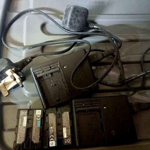 Sony Battery Charger BC-VM10兩個連NP-FM500H電池兩粒粒