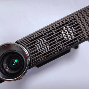 ASUS 輕薄型可攜式LED投影機 P2M；黑色啡色都有；新淨