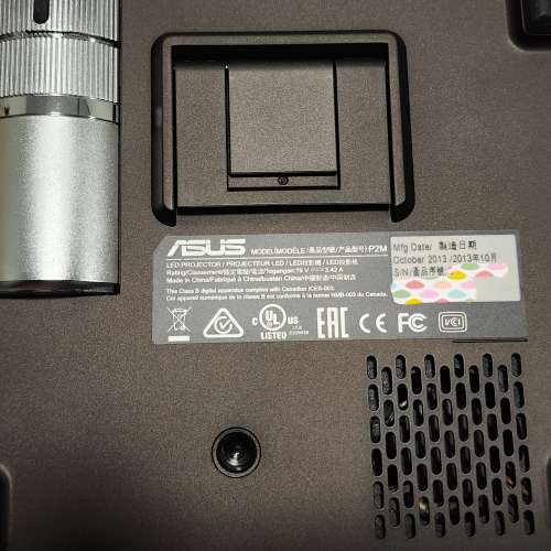 ASUS 輕薄型可攜式LED投影機 P2M；黑色啡色都有；新淨