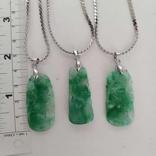 古舊工翡翠竹報平安吊墜，長約1.5寸配上16吋銅頸鏈。一套200元三套399元。no.B20.2.25