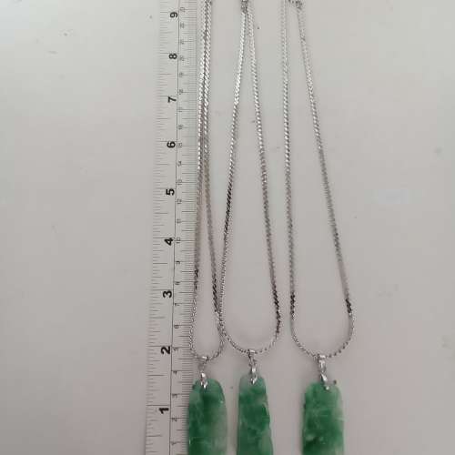 古舊工翡翠竹報平安吊墜，長約1.5寸配上16吋銅頸鏈。一套200元三套399元。no.B20.2.25