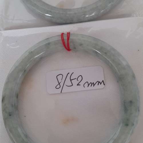 翡翠A玉圓條形手鈪，圓滑好水頭。清理存貨價單隻三百三十元，兩隻五百元。no.20.2.25