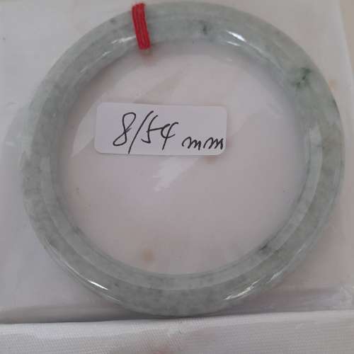 翡翠A玉圓條形手鈪，圓滑好水頭。清理存貨價單隻三百三十元，兩隻五百元。no.20.2.25