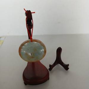 多用途翡翠 A玉擺件/吊件， 亦可作吊墜用， 精工雙面山水雕刻，連陳列木架, 龍頭紅...