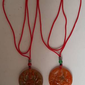 一手兩個紅翡A玉千手觀音52x7mm. 觀音打坐50x5mm吊墜，全紅色調好工圓滑，共售七百...