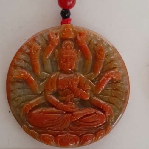 一手兩個紅翡A玉千手觀音52x7mm. 觀音打坐50x5mm吊墜，全紅色調好工圓滑，共售七百...