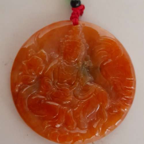 一手兩個紅翡A玉千手觀音52x7mm. 觀音打坐50x5mm吊墜，全紅色調好工圓滑，共售七百...