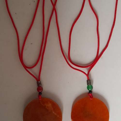 一手兩個紅翡A玉千手觀音52x7mm. 觀音打坐50x5mm吊墜，全紅色調好工圓滑，共售七百...