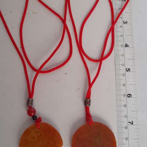 一手兩個紅翡A玉吊墜，荷花池魚蓮藕 ，40x5mm.雙貔貅金錢37x5mm 配上26寸紅繩頸鏈，...