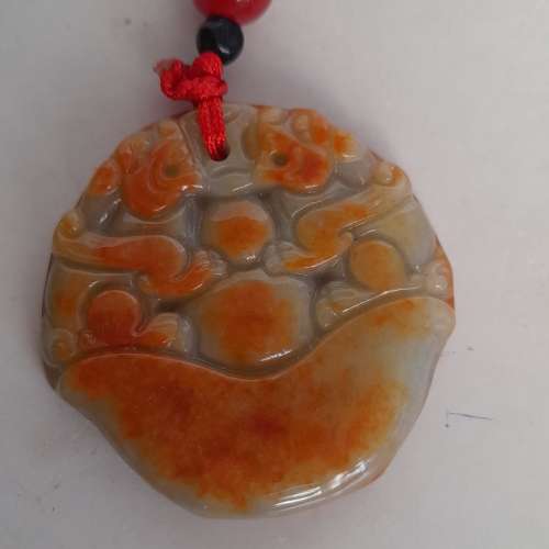 一手兩個紅翡A玉吊墜，荷花池魚蓮藕 ，40x5mm.雙貔貅金錢37x5mm 配上26寸紅繩頸鏈，...