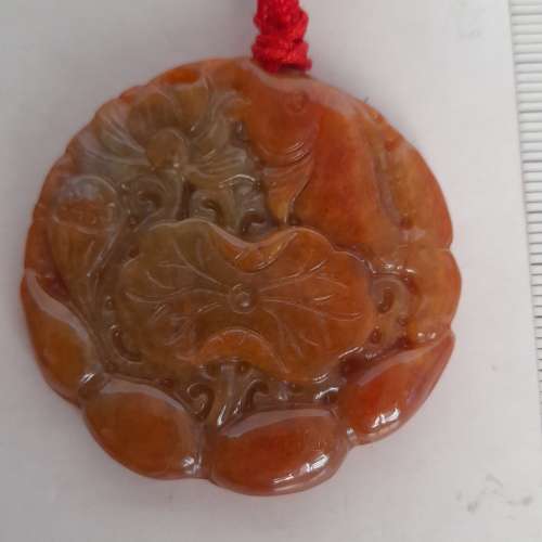 一手兩個紅翡A玉吊墜，荷花池魚蓮藕 ，40x5mm.雙貔貅金錢37x5mm 配上26寸紅繩頸鏈，...