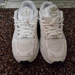 ADIDAS ASTIR 運動鞋