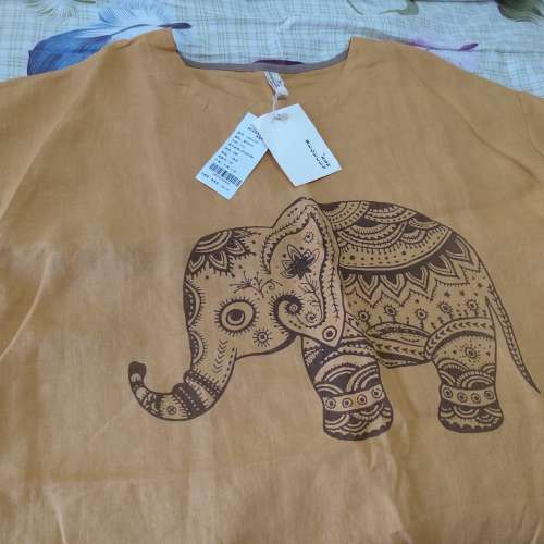 全新布谷村BUGUCUN泥黃色大象圖案麻質短袖衫 麻質鬆身衫 民族風格衫 棉麻圓領寬鬆T...