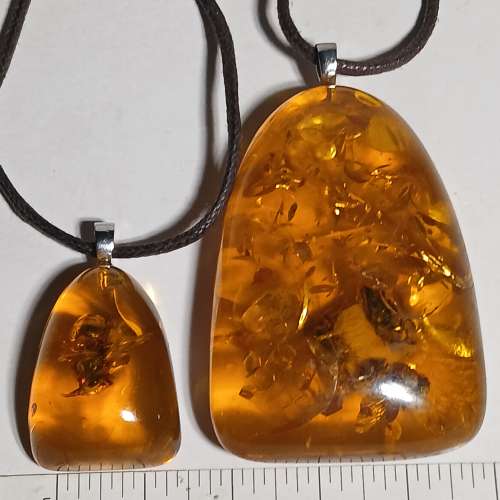 一手兩個古舊樹脂吊咀內藏有真蜜蜂，共售200元。no.D3.2.25