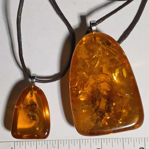 一手兩個古舊樹脂吊咀內藏有真蜜蜂，共售200元。no.D3.2.25