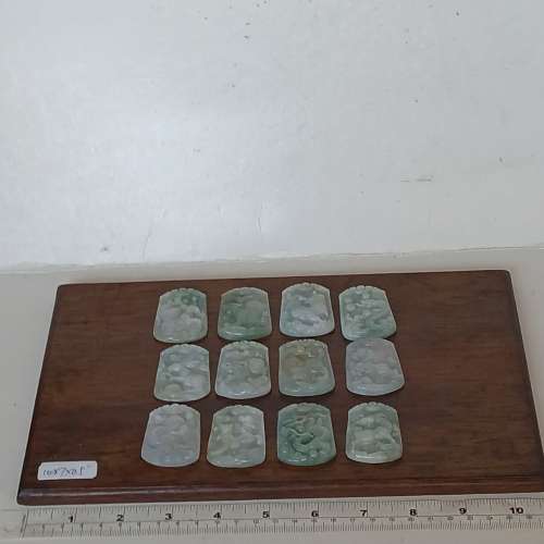 翡翠A玉12生肖，大约43x30mm x6mm,好工好水頭，一套850元，連酸枝木底座售1000元。...