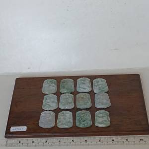 翡翠A玉12生肖，大约43x30mm x6mm,好工好水頭，一套850元，連酸枝木底座售1000元。...
