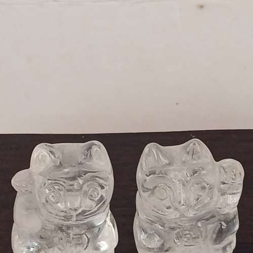 一對天然水晶招財貓，分別刻有福/財字，大约30x22 x16mm，連樹根木底座售180元。no...
