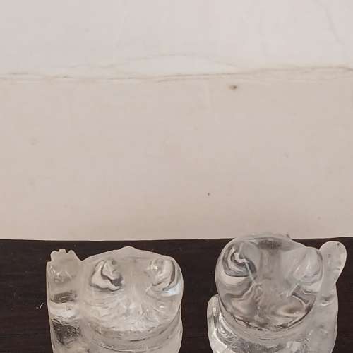 一對天然水晶招財貓，分別刻有福/財字，大约30x22 x16mm，連樹根木底座售180元。no...