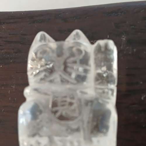 一對天然水晶招財貓，分別刻有福/財字，大约30x22 x16mm，連樹根木底座售180元。no...