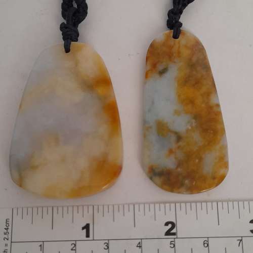 紅翡A玉長約兩吋無事牌吊墜，圓滑好水頭，連廿六寸繩頸鏈。單一個三百元兩個五百元...