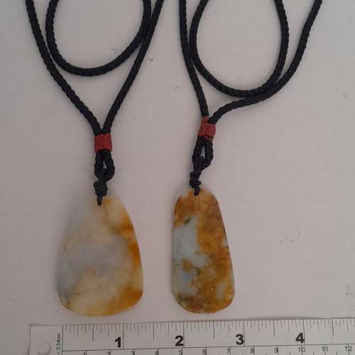 紅翡A玉長約兩吋無事牌吊墜，圓滑好水頭，連廿六寸繩頸鏈。單一個三百元兩個五百元...