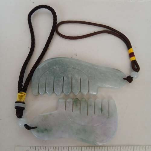 多用途翡翠A玉按摩梳，3.5/4 i寸，可作手把件， 敲擊玉鈪聽聲器等用途。 單一隻399...