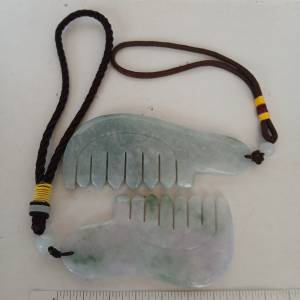 多用途翡翠A玉按摩梳，3.5/4 i寸，可作手把件， 敲擊玉鈪聽聲器等用途。 單一隻399...