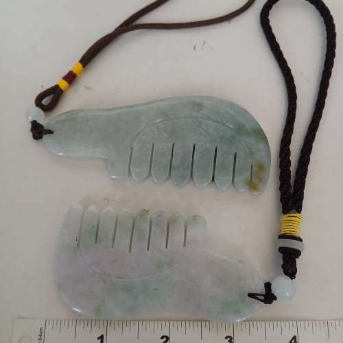多用途翡翠A玉按摩梳，3.5/4 i寸，可作手把件， 敲擊玉鈪聽聲器等用途。 單一隻399...