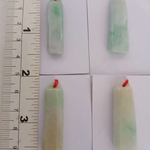 翡翠A玉無事牌吊咀，長約1點五吋，有色圓滑好水頭， 每個138元， 一手四個共售390...