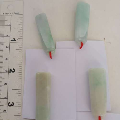 翡翠A玉無事牌吊咀，長約1點五吋，有色圓滑好水頭， 每個138元， 一手四個共售390...