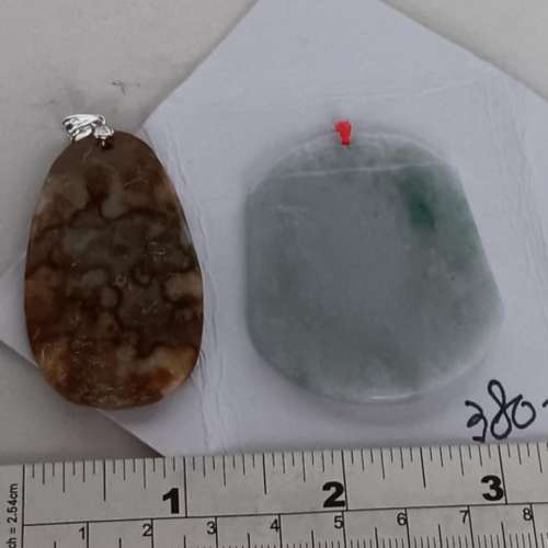 翡翠A玉，無事牌吊墜，長約兩寸，圓滑好水頭。紅翡連纯銀扣，單一個380元，兩個600...