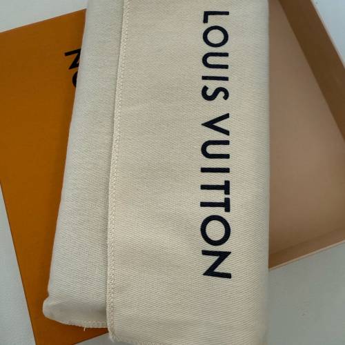 全新LV軟皮長款銀包，全新，未用過，有出世紙，