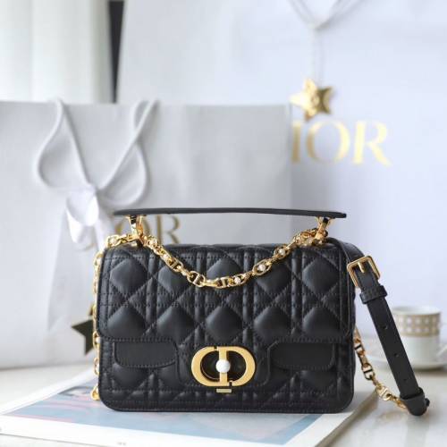 香奈兒、古馳、巴黎世家、聖羅蘭、勞力士、迪奧各式奢侈品